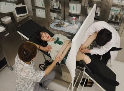 แพทย์กอดผู้ป่วยในระหว่างการตรวจ