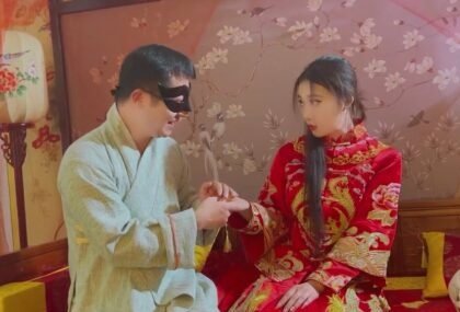 เด็กชายข้างถนนเป็นผู้นำบ้านผู้หญิงใหม่เพื่อเพลิดเพลินกับช่วงเวลาที่ร้อนแรง