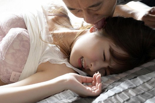 คู่รักมีส่วนร่วมในสโมสรเพื่อเปลี่ยนพันธมิตรเพื่อสำรวจความสุขใหม่