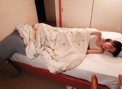 หลานสาวเพียง 18 เขาเชิญให้สำรวจสีของชีวิตทันที