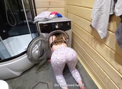 น้องสาวถูกขังอยู่ในห้องน้ำน้องสาวของเธอต้องการความช่วยเหลือในการแก้ไขปัญหา