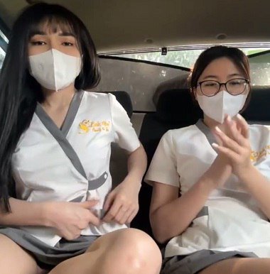 เด็กสองคนมีความสุขกับรถแท็กซี่มอเตอร์ไซค์