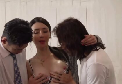 แม่เต้านมใหญ่ในฤดูใบไม้ผลิเป็นที่พอใจโดยลูกชายสองคนอีกครั้ง