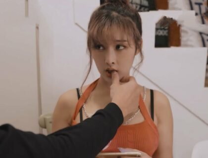 ทำลายคืนแรกเพื่อพบกับสาวน้อยออนไลน์